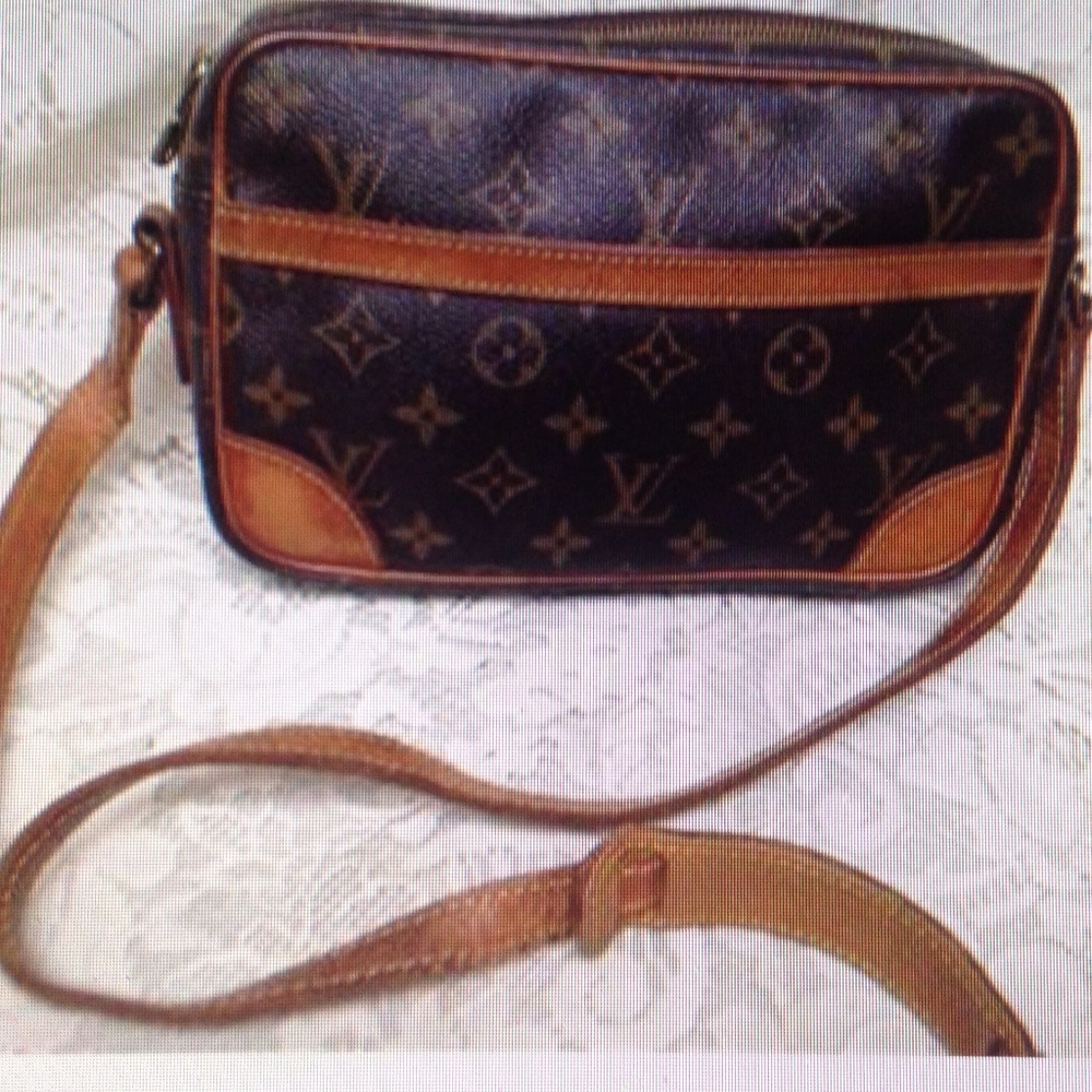 Authentic, Louis Vuitton Mono Leather Trocadero - Picture 2 of 8